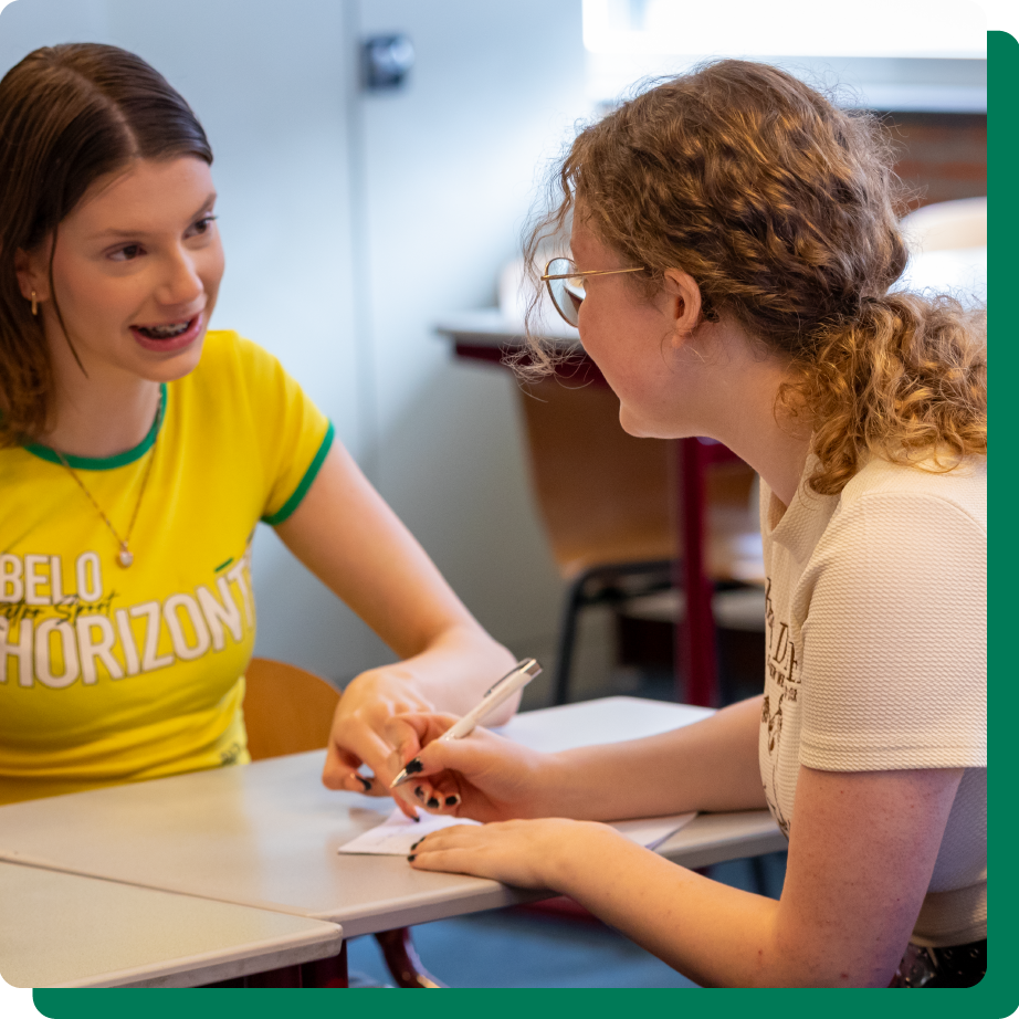 Leerlingen met elkaar in gesprek VWO+ Hondsrug College Emmen